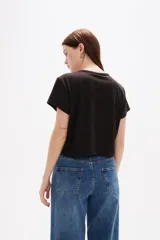 Top cropped de cuello redondo y manga corta, con ajuste al cuerpo.