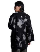 Kimono negro con estampado tie-dye en gris, de corte holgado y manga larga. Presenta un cinturón con hebilla metálica.