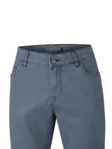 Pantalón de gabardina o denim gris, corte recto, estilo clásico con bolsillos delanteros y traseros.