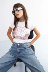 Top de lentejuelas plateadas y rosadas con tirantes de cadena.