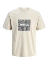 Remera color arena de manga corta y cuello redondo, con estampado cuadrado en el frente con diseño de camuflaje y logo de la marca.