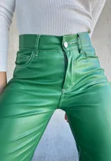 Pantalón de ecocuero verde con costuras blancas a contraste, corte ajustado y tiro alto.
