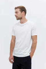 Remera de algodón verde militar, de corte clásico con cuello redondo y mangas cortas.