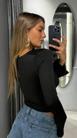 Top de manga larga color negro, con escote drapeado y diseño ajustado al cuerpo.