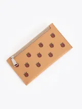 Billetera rectangular de cuero vacuno color rosado, con estampado de frambuesas y doble cierre superior.