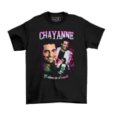 Remera negra de algodón con estampado estilo bootleg que presenta múltiples imágenes del cantante Chayanne, el nombre del artista en letras grandes y la frase 'El alma en el ruedo'.