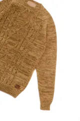 Sweater color crudo tejido en lana merino con punto trenzado.