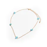 Gargantilla dorada con cadena fina y pequeñas piedras turquesas irregulares.