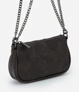 Cartera bandolera pequeña marca Satinato, confeccionada en PU color marrón oscuro con efecto gastado. Posee cierre superior con tirador metálico grabado, herrajes oscuros y doble correa de cadena metálica.