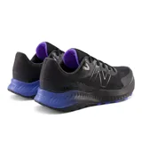 Championes de trail running New Balance DynaSoft Nitrel V5, color negro con detalles en gris y violeta.