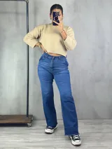 Pantalón de jean azul de corte wide leg, con cintura alta y terminación desflecada en el ruedo.