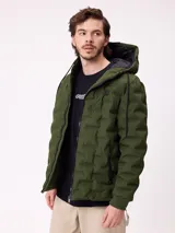 Campera puffer con capucha, color verde militar, con cierre frontal y bolsillos laterales. Presenta un diseño acolchado con costuras termoselladas y puños elásticos.