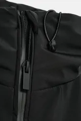 Chaqueta acolchada de color negro, resistente al agua y al viento, con aislamiento térmico. Presenta cuello subido con capucha, cierre frontal con cremallera termosellada de doble cursor, bolsillos laterales con forro polar y puños interiores elásticos.