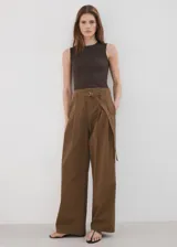 Top Pati de tejido con efecto arrugado y diseño entallado, color marrón, con cuello redondo, tirantes anchos y detalles de brillo.