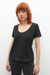 Remera blanca de manga corta con escote redondo amplio.