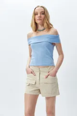 Short color beige de tiro alto y tela liviana con grandes bolsillos.