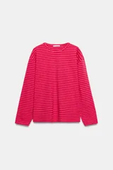 Remera de manga larga con diseño de rayas horizontales en tonos fucsia y rosado, cuello redondo y corte holgado.