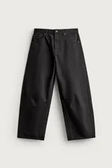 Pantalón barrel fit de mezclilla color verde militar, con efecto lavado, cinco bolsillos, cierre frontal con cremallera y botón, y detalle de pinzas en las rodillas.