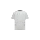 Remera Amiri de manga corta en color blanco, con efecto desgastado con roturas y detalles bordados en el pecho.