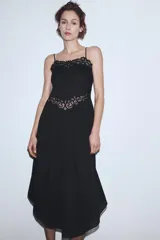 Vestido midi de tirantes finos con escote recto y detalle de encaje a tono en el escote y la cintura. Presenta un diseño con bajo asimétrico y falda con caída fluida.