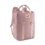 Mochila Puma Core College color rosa con logo dorado. Cuenta con apertura de compartimento principal con cierre bidireccional, correas ergonómicas acolchadas y ajustables, asas tubulares de transporte, ficha D para colgar accesorios en el frente, dos grandes bolsillos en los costados y compartimento para laptop con cierre bidireccional.