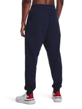 Joggers de corte ajustado en las piernas con puños acanalados, confeccionados en tejido polar de mezcla de algodón con interior cepillado. Presenta cintura elástica con cordón exterior, bolsillos laterales abiertos y logo de la marca estampado en el muslo derecho.
