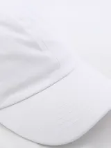 Gorro de béisbol blanco con paneles traseros de malla.