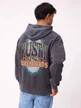 Canguro con capucha y cordones ajustables, de color gris claro. Presenta un logo bordado en el pecho y un parche decorativo en el puño de la manga derecha. Cuenta con un bolsillo frontal tipo canguro y puños acanalados.