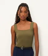 Blusa básica sin mangas marca Cortelle, confeccionada en poliamida con elastano. Presenta un diseño ajustado al cuerpo con escote cuadrado tanto en el frente como en la espalda y breteles medianos.