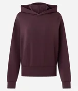 Buzo con capucha de modal, color bordó, con mangas largas, puños ajustados y ruedo elástico que define la cintura.
