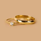 Par de alianzas bombé de oro de 18k, diseño clásico de superficie lisa y brillante.