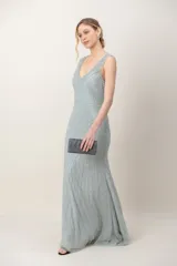 Vestido largo de tul color verde agua, enteramente bordado con lentejuelas, con escote en V cruzado y corte imperio.
