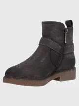Bota corta de descarne color marrón oscuro, con diseño de caña media y cierre lateral. Presenta una tira decorativa con hebilla metálica en el tobillo y suela de goma tipo plataforma con textura rugosa.