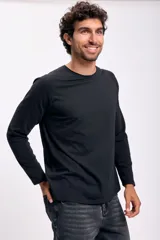 Remera de manga larga en color negro, con cuello redondo a la base y diseño de mangas tipo raglán con textura acanalada.