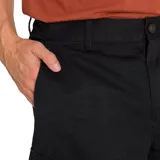 Short cargo color negro con bolsillos laterales utilitarios, bolsillos traseros con solapa y cierre de bragueta con cremallera y botón.