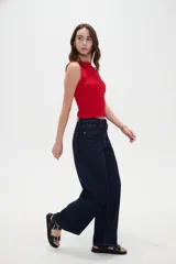 Musculosa blanca de poliéster con cuello redondo a la base y diseño de bretel ancho.
