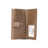Billetera larga de símil cuero color marrón claro, con solapa frontal decorada con un aro metálico central. Cuenta con múltiples compartimentos internos para tarjetas, billetes y un monedero con cierre.