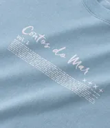 Remera de algodón de corte comfort, con cuello redondo, manga corta y estampa deportiva localizada en el pecho con la frase 'Contos do Mar'.