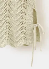 Buzo de punto medio de algodón color beige con diseño recto, detalles calados con patrón en zigzag, cuello redondo y manga larga.