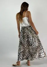 Pollera larga de viscosa con estampado animal print.