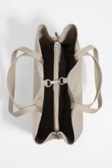 Bolso shopper grande de nylon color marrón, con estructura blanda, doble asa de mano y logo metálico de la marca en la parte inferior frontal. Cuenta con cierre de mosquetón y bolsillo interior.