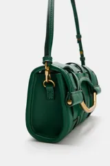 Bolso de mano con diseño de efecto trenzado en color verde, formato rectangular alargado, con asa metálica dorada integrada y cierre mediante doble clip.