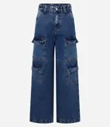 Pantalón de jean negro con corte recto, cintura alta, trabillas y bolsillos cargo laterales.