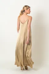 Vestido largo de viscosa color celeste, de corte amplio y acampanado con tirantes finos.