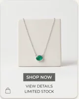 Collar de plata con cadena fina de eslabones y un dije ovalado con piedra natural turmalina de color verde.
