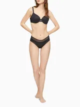 Bombacha hipster negra de modal con spandex, cintura ancha con malla transparente y logo de Calvin Klein en el lado izquierdo.