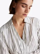 Vestido midi cruzado a rayas verticales blancas y grises, con cuello en V, mangas largas y lazo en la cintura.