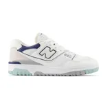 Championes urbanos New Balance modelo 550, de diseño retro inspirado en el básquetbol. Presentan una base de cuero blanco con detalles en azul marino, gris y toques de color celeste pastel en la suela y lengüeta. Cuentan con perforaciones laterales para mayor ventilación y el logo N característico en los laterales.