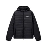 Campera puffer ligera con capucha, color negro, con cierre frontal completo y logo de la marca estampado en el pecho.