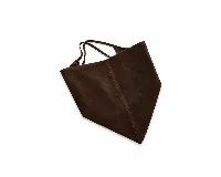 Bandana triangular confeccionada en gamuza marrón, con costuras centrales decorativas y tiras finas para atar.